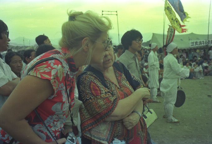 1980.6.15~19_단오굿 외국인 관람002.jpg